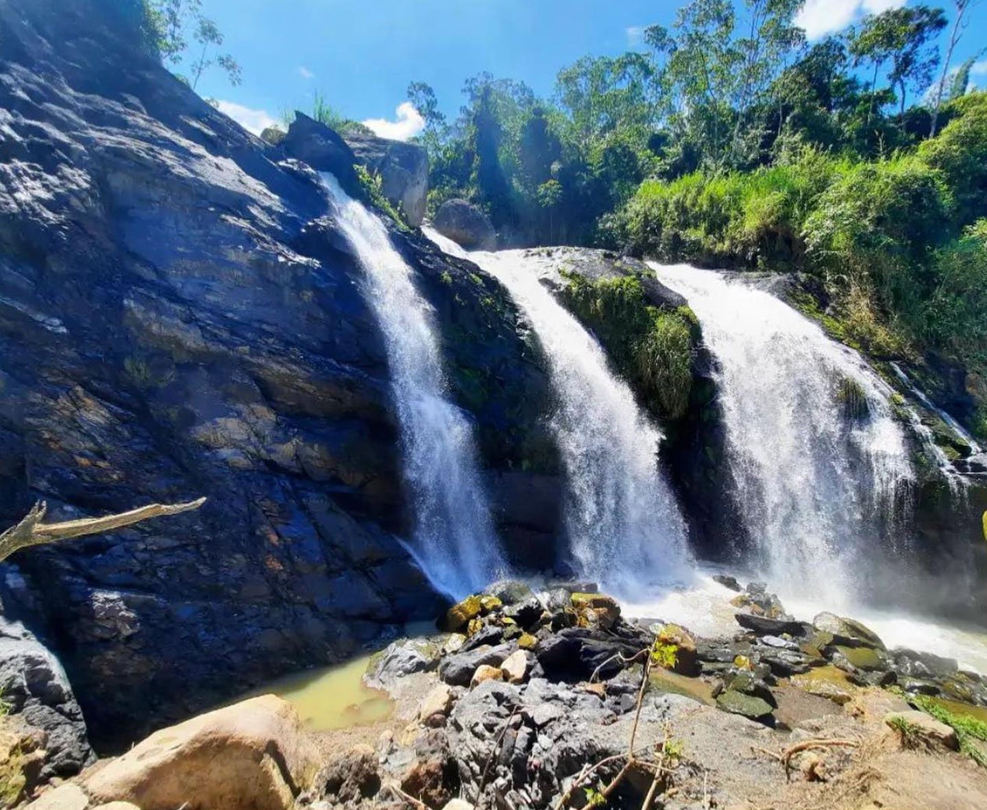 Cascada cercana a Glamping Realismo Mágico